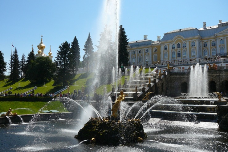 Pietarhovin palatsin päärakennus ja suihkulähteitä Venäjällä